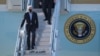 Presiden AS Joe Biden melangkah keluar dari Air Force One setibanya di dekat Rzeszow, Polandia di tengah invasi Rusia ke Ukraina, 25 Maret 2022. (Patryk Ogorzaleki/Agencja Wyborcza.pl via REUTERS)