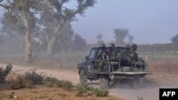 Des membres de la Force d'intervention rapide camerounaise patrouillent aux abords de Mosogo dans la région de l'extrême nord du pays où les djihadistes de Boko Haram sont actifs depuis 2013, le 21 mars 2019.