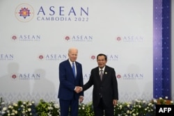 លោក Joe Biden ប្រធានាធិបតីសហរដ្ឋអាមេរិក ជួបជាមួយលោក ហ៊ុន សែន នាយករដ្ឋមន្ត្រីកម្ពុជា ក្នុងជំនួបទ្វេភាគី អំឡុងកិច្ចប្រជុំកំពូលអាស៊ាន នៅរាជធានីភ្នំពេញ ថ្ងៃទី ១២ ខែវិច្ឆិកា ឆ្នាំ ២០២២។
