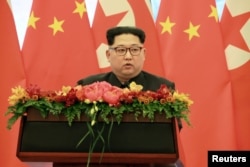 김정은 북한 국무위원장이 시진핑 중국 국가주석의 초청으로 중국을 비공식 방문했다. 집권 후 첫 해외 방문이었다.