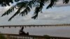 Un homme est assis sur les rives du fleuve Niger, à Bamako, le 31 juillet 2018.