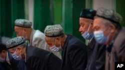 Warga minoritas Muslim Uighur melakukan ibadah di Masjid Id Kah Mosque, di Kashgar, provinsi Xinjiang, China (foto: ilustrasi). 