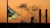 En esta foto del 26 de julio de 2005, sale humo de una refinería de Chevron Texaco en Richmond, California.