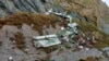 Esta foto divulgada por Fishtail Air muestra los restos de un accidente aéreo en Pokhara, Nepal, el 15 de enero de 2023.
