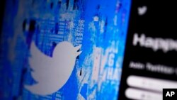 Laman Twitter terlihat di sebuah perangkat digital, Senin, 25 April 2022, di San Diego. (Foto: AP)
