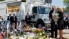 Le président américain Joe Biden et la première dame Jill Biden, qui tient un bouquet de 21 fleurs blanches, rendent hommage au mémorial de l'école primaire Robb, où un tireur a tué 19 enfants et deux enseignants, à Uvalde, au Texas, le 29 mai 2022. 