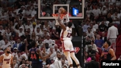 Bam Adebayo de Miami Heat dunk lors d'un match contre les 76ers de Philadelphie, US A, le 10 mai 2022.