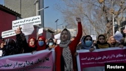 Afganistanke na protestu u Kabulu zbog ograničenja koje im je uveo Taliban od povratka na vlast, 28. decembra 2021. (Foto: Reuters/Ali Khara)