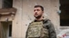 Presiden Ukraina Volodymyr Zelenskyy mengunjungi wilayah Kharkiv yang dilanda perang. Dia akan berpidato di Dewan Eropa pada 30 Mei untuk mendesak bantuan lebih lanjut dalam memerangi pasukan Rusia. (Foto: via AP)