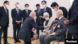 일본을 방문 중인 조 바이든 미국 대통령이 23일 도쿄 아카사카 영빈관에서 기시다 후미오 일본 총리와 함께 북한에 납치된 일본인 피해 가족들과 만났다. Japan's Cabinet Public Relations Office via Kyodo/via REUTERS.