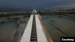 Pembangunan tol tanggul laut Semarang-Demak yang diproyeksikan mampu melindungi sebagian wilayah dari rob, namun dikritik pegiat lingkungan.(Foto: Humas Jateng)