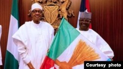 Sanata Emmanuel Bwacha, dama, tare da Shugaba Buhari, hagu, a lokacin da ya koma jam'iyyar APC a watan Fabrairun 2022 (Facebook/Sen. Emmanuel Bwacha)