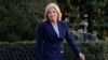 La première dame Jill Biden sort de la Maison Blanche à Washington, mercredi 11 janvier 2023.