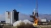 Sebuah roket wahana antariksa sedang bersiap meluncur dari Pangkalan udara Vandenberg di California, 24 September 2022.Seorang WN China telah ditahan karena menerbangkan drone di atas pangkalan itu pada November 2024. (Foto: Matt Hartman/AFP)