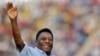El legendario futbolista brasileño Pelé saluda a los espectadores antes del inicio del último partido de fútbol masculino sub-17 del torneo de la Copa Subroto en el estadio Ambedkar en Nueva Delhi, India, el 16 de octubre de 2015.
