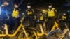 Los oficiales de policía montan guardia durante una manifestación contra las restricciones por COVID-19 luego del mortal incendio de Urumqi, en Shanghái, China, el 27 de noviembre de 2022.