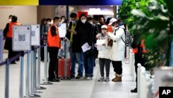 1일 프랑스 파리 북부 샤를 드골 공항에서 중국발 승객들이 신종 코로나바이러스 감염 검사를 받기 위해 대기하고 있다.