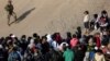 Un miembro de la Guardia Nacional de Texas hace guardia a orillas del río Bravo, la frontera entre Estados Unidos y México, con el propósito de reforzar la seguridad fronteriza e impedir el cruce de migrantes hacia EEUU, luego de la decision de la Corte Suprema de mantener el&nbsp;Título 42.&nbsp;