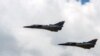 ARCHIVO - Dos aviones de combate Kfir vuelan durante el festival aéreo F-Air Colombia 2019 en Rionegro, Colombia, en de julio de 2019. 