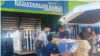 Proses kedatangan jenazah salah satu PMI di bandara El Tari Kupang. (Foto: Courtesy/BP3MI NTT)