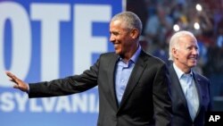 Mantan Presiden Barack Obama dan Presiden Joe Biden berkampanye untuk kandidat gubernur Pennsylvania dari partai Demokrat Josh Shapiro dan kandidat Senat John Fetterman, Sabtu, 5 November 2022, di Philadelphia. (Foto AP/Patrick Semansky)