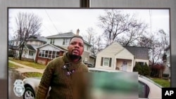 Une capture d'écran montre des preuves en vidéo d'un policier de Grand Rapids (Michigan) tirant sur Patrick Lyoya, le mercredi 13 avril 2022.