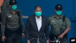 Jimmy Lai, seorang raja media dan aktivisi pro-demokrasi, dikawal oleh polisi sebelum tampil dalam sidang di pengadilan Hong Kong (foto: dok). Pemerintah Hong Kong melakukan penindakan keras terhadap media dan aktivis pro-demokrasi. 