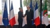 Le Premier ministre algérien Aymen Benabderrahmane (à droite) accueille son homologue française Elisabeth Borne au palais du gouvernement dans la capitale Alger le 9 octobre 2022.
