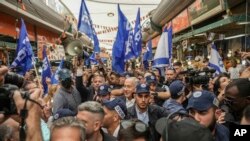 Mantan Perdana Menteri Israel Benjamin Netanyahu (tengah) dikelilingi oleh para pendukungnya ketika mengunjungi Pasar Hatikva di Tel Aviv dalam aksi kampanye pada 28 Oktober 2022. (Foto: AP/Ariel Schallit)