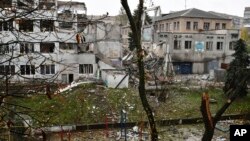 Gedung-gedung yang rusak akibat serangan Rusia di Druzhkivka, wilayah Donetsk, Ukraina, Rabu, 26 Oktober 2022. (AP/Andriy Andriyenko)