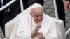 El Papa Francisco saluda el día de una misa para canonizar a dos nuevos santos, Giovanni Battista Scalabrini y Artemide Zatti, en la Plaza de San Pedro, en el Vaticano, el 9 de octubre de 2022. REUTERS/Guglielmo Mangiapane
