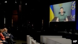 From left: The President of the European Commission German Ursula von der Leyen, German Chancellor Olaf Scholz and the Prime Minister of the Ukraine Denis Shmyhal meet with Ukrainian President Volodymyr Zelenskyy via video during the International Expert 