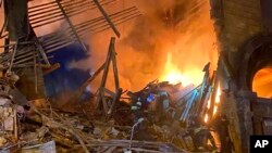 Tim penyelamat bekerja di lokasi sebuah bangunan yang rusak akibat penembakan di Zaporizhzhia, Ukraina, Kamis, 6 Oktober 2022. (Foto: via AP)