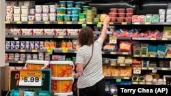 Una mujer compra en un supermercado de Pleasanton, California, EEUU, el 15 de septiembre de 2022.