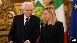 Presiden Italia Sergio Mattarella (kiri) berbincang dengan Perdana Menteri Italia yang baru Giorgia Meloni dalam acara pelantikan Meloni di istana kepresidenan Quirinal di Roma, Italia, pada 22 Oktober 2022. (Foto: AP/Alessandra Tarantino)