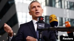 옌스 스톨텐베르그 북대서양조약기구(NATO·나토) 사무총장이 12일 벨기에 브뤼셀 나토 국방장관회의 현장에서 기자회견하고 있다. 