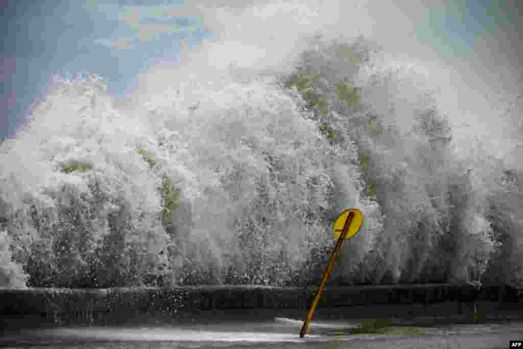 រលក​បោក​មក​លើ​មាត់​ច្រាំង Malecon ក្រុង​ឡាហាវ៉ាន ប្រទេស​គុយបា បន្ទាប់​ពី​មាន​ព្យុះ​សង្ឃរា​ Ian។