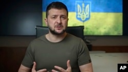 Presiden Ukraina Volodymyr Zelenskyy berbicara dari Kyiv, Ukraina, 15 April 2022. (Foto: via AP)