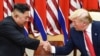 Sjevernokorejski lider Kim Jong Un rukuje se sa predsjednikom SAD Donaldom Trumpom na sastanku 30. juna 2019. godine (Foto: Brendan Smialowski / AFP)