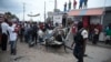 Lapolis veye yon ti avyon ki tonbe nan komin Kafou, Potoprens, Mekredi 20 Avril 2022. 