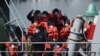 
Un groupe de migrants se prépare à débarquer d'un bateau de la Force frontalière britannique au port de Douvres après avoir été récupéré en traversant la Manche depuis la France le 15 avril 2022, à Douvres, sur la côte sud-est de l'Angleterre. (Photo de Daniel LEAL / AFP)