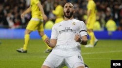 Karim Benzema du Real Madrid célèbre après avoir marqué un but contre Villarreal lors d’un match de la Liga, la première division espagnole de football, au stade Santiago Bernabeu, à Madrid, Espagne, 20 avril 2016. epa/ MARISCAL 