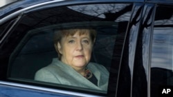 La chancelière allemande Angela Merkel arrivant au siège du parti social-démocrate à Berlin, lundi 5 février 2018