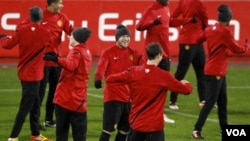 Para pemain MU, ketika berlatih di Basel baru-baru ini. MU bersaing dengan Manchester City di peringkat teratas Liga Inggris (foto:dok).