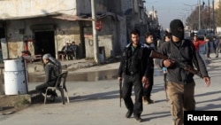 Tentara Pembebasan Suriah melakukan patroli untuk menjaga agar anggota kelompok Islam Irak terkait al-Qaida dan Levant (ISIL) tidak memasuki wilayah Masaken Hanano di Aleppo (7/1).