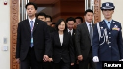 លោកស្រី​ប្រធានាធិបតី Tsai Ing-wen (រូប​កណ្តាល) ចាកចេញ​សម្រាប់​ដំណើរ​ទស្សនកិច្ច​ទៅ​កាន់​ប្រទេស​សម្ព័ន្ធ​មិត្ត​នៅ​អាមេរិក​ឡាទីន នៅ​ព្រលាន​យន្តហោះ​អន្តរជាតិ Taoyuan កាលពី​ថ្ងៃទី៧ ខែមករា ឆ្នាំ២០១៧។ 