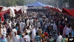 FILE - People visit a crowded market in Lahore, Pakistan, Oct. 30, 2011. In 2015, the World Bank estimated Pakistan's population at 188.9 million but Islamabad still uses a 1998 figure of 134.7 million.