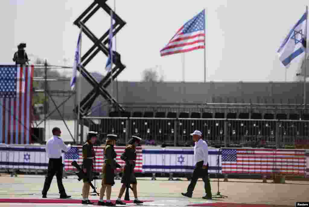 Tentara Israel menuju posisinya saat bersiap untuk upacara resmi penyambutan Presiden AS Barack Obama di Bandar Udara Internasional Ben Gurion dekat Tel Aviv (20/3). 