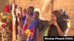 Ces femmes sont mariées à des ex-combattants de Boko Haram qui se sont rendus. D'autres sont toujours dans le groupe djihadiste, Diffa, Niger, le 17 avril 2017. (VOA/Nicolas Pinault)