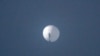 Foto dari Chase Doak yang diabadikan pada 1 Februari 2023 dan dirilis pada 2 Februari 2023 menunjukkan balon udaran yang dugaan balon mata-mata China di langit di atas Billings, Montana. (Foto: Chase Doak/AFP)